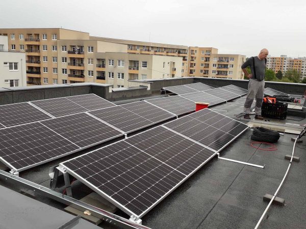Máme první tři fotovoltaické elektrárny na pražských střechách